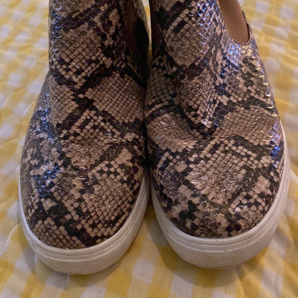 Pre-Owned Women’s Faux Snake-Skin Mid-Calf Boots. Unknown Brand. Size 40. - Picture 2 of 11